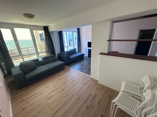 Život v první linii – prostorný byt se třemi ložnicemi s čelním výhledem na moře v Pomorie