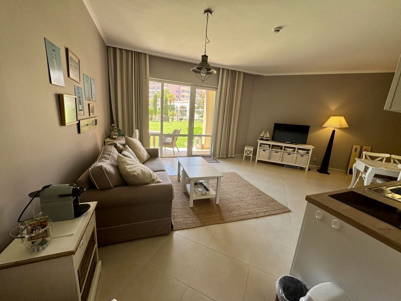 Luxusní byt s jednou ložnicí v prestižním komplexu na první linii – komfort, styl a nekonečné vybavení