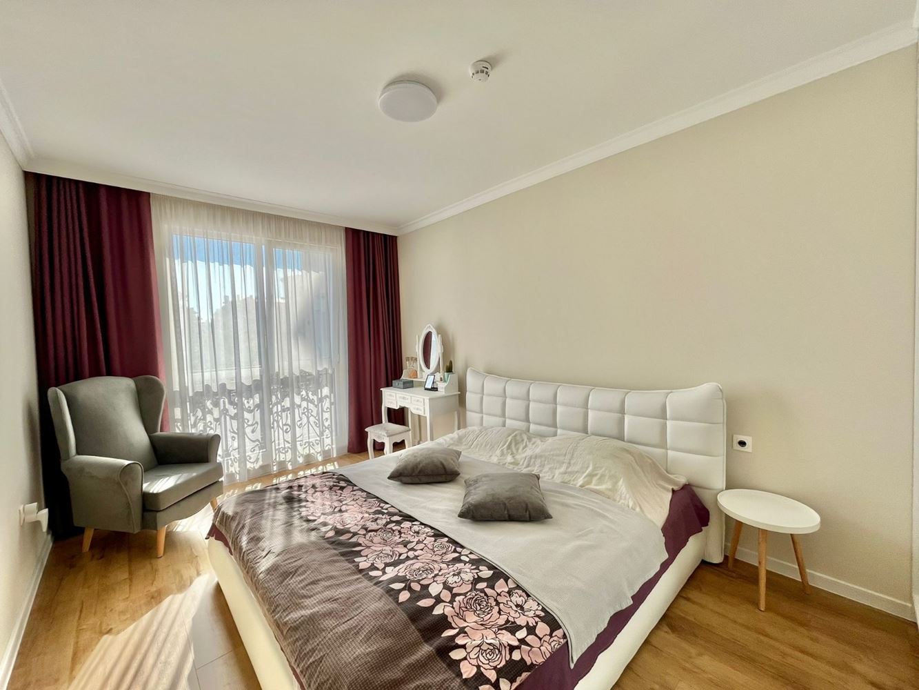 Dvouúrovňový apartmán se dvěma ložnicemi v centru Ravdy – luxus, komfort a vynikající poloha u moře