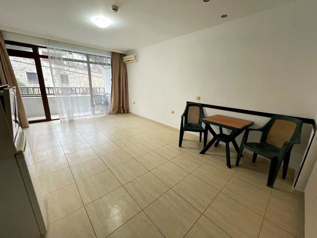 Luxus a klid v první linii u moře ve Sveti Vlas – prostorný apartmán s jednou ložnicí a výhledem na bazén