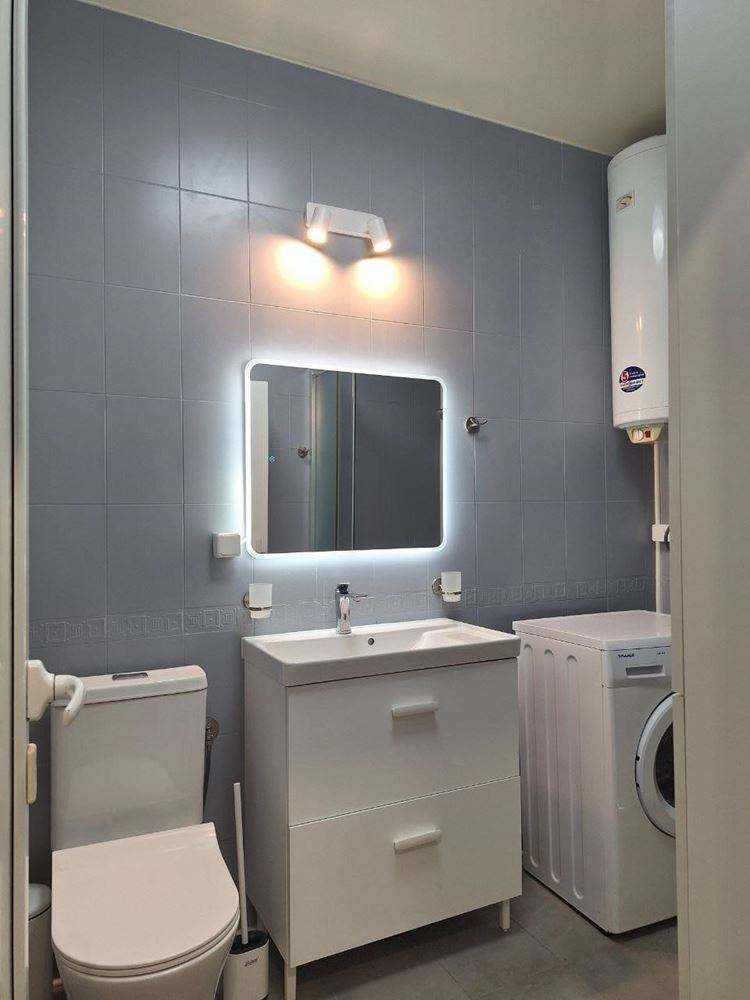 Prostorný apartmán se dvěma ložnicemi s výhledem na bazén na Slunečném pobřeží