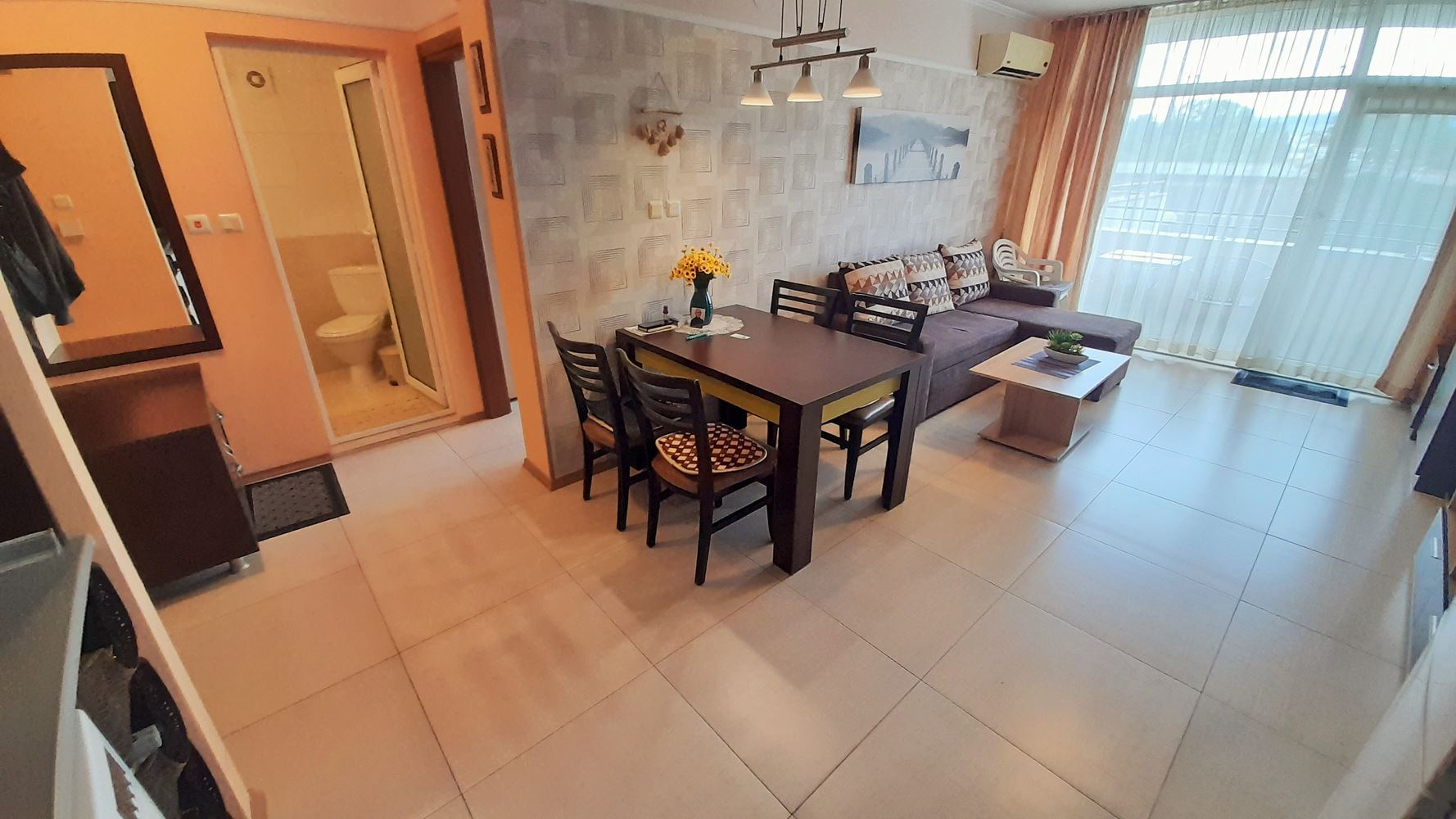Dvouložnicový apartmán ve Slunečném pobřeží s bohatou infrastrukturou a skvělou polohou