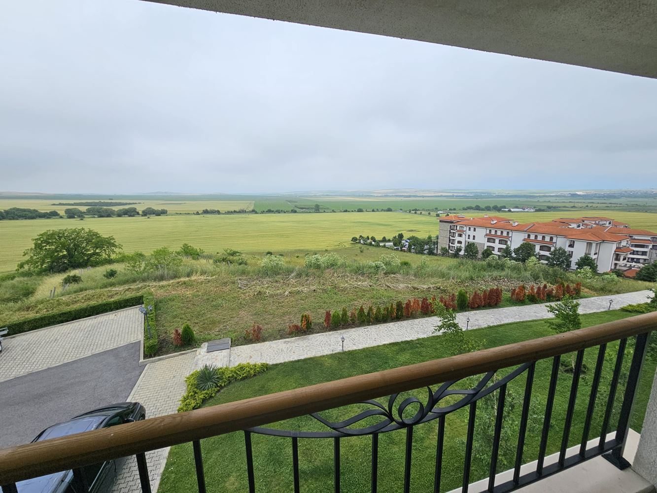 Dvoupokojový apartmán s panoramatickým výhledem v klidném komplexu u Aheloy