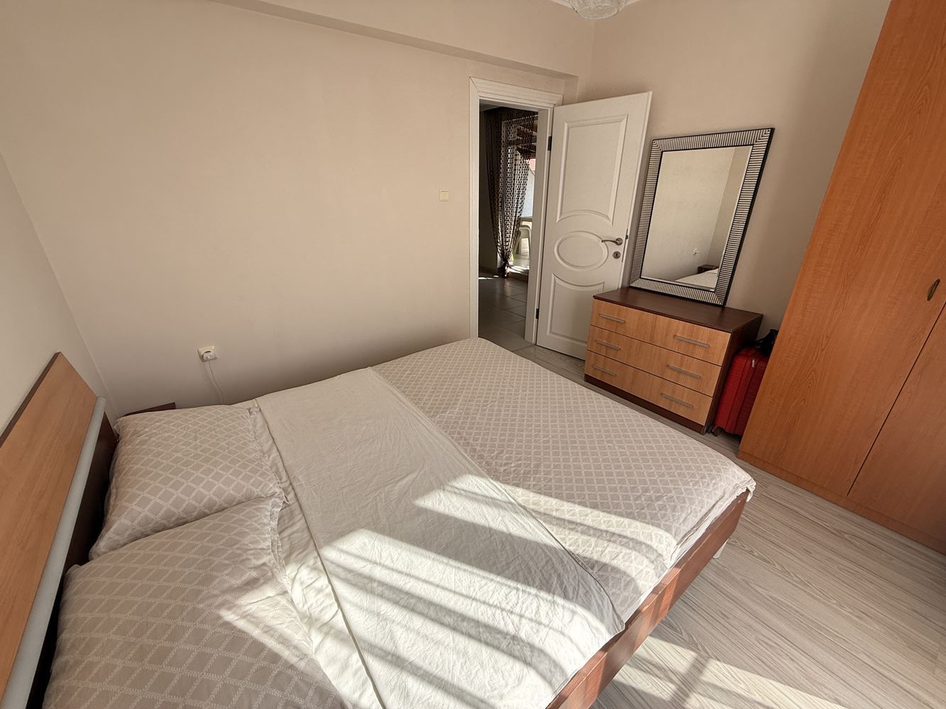 Apartmán se dvěma ložnicemi a dvěma terasami v klidném komplexu v Slunečném pobřeží