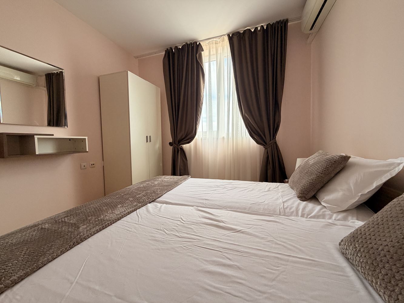 Prostorný apartmán se dvěma ložnicemi ve Slunečném pobřeží – panoramatický výhled a klidná lokalita