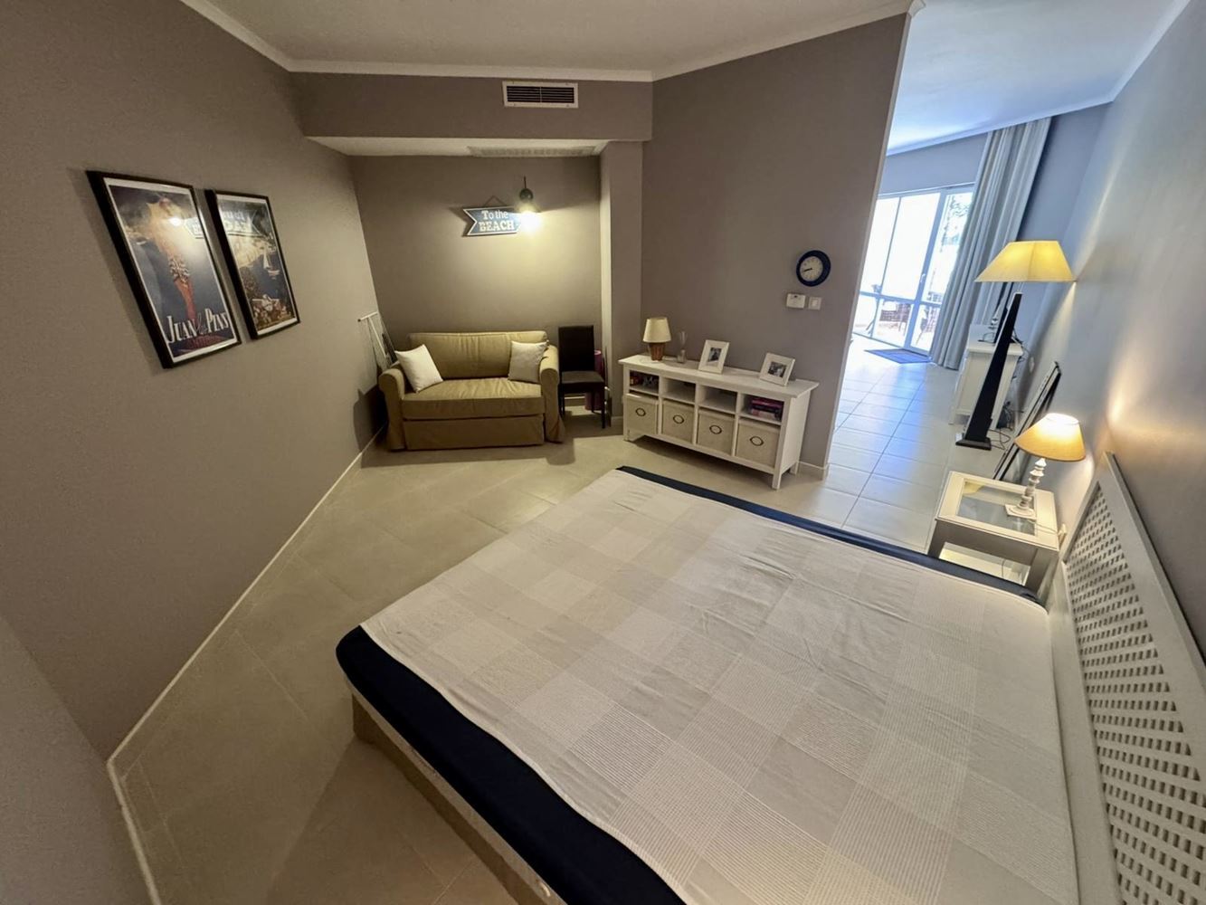 Luxusní byt s jednou ložnicí v prestižním komplexu na první linii – komfort, styl a nekonečné vybavení