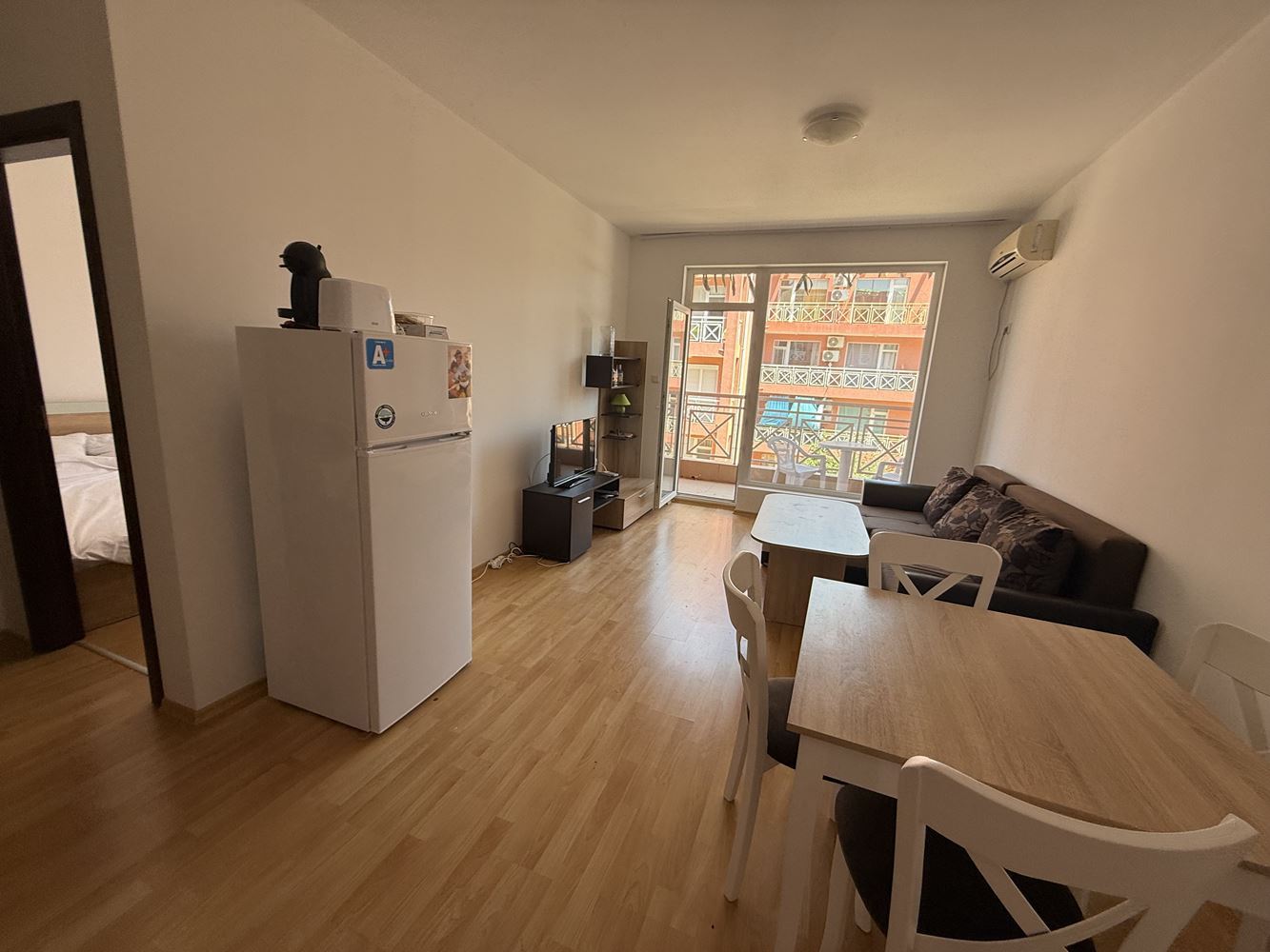 Zařízený byt s jednou ložnicí s výhledem na bazén ve Slunečném pobřeží