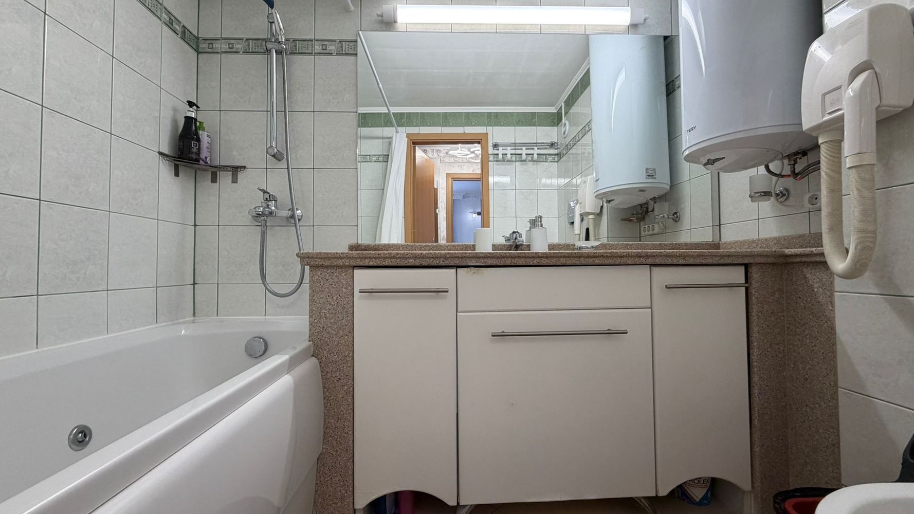 Prostorný dvoupokojový apartmán 300 m od moře ve Slunečném pobřeží – komfort, bezpečí a skvělá investice