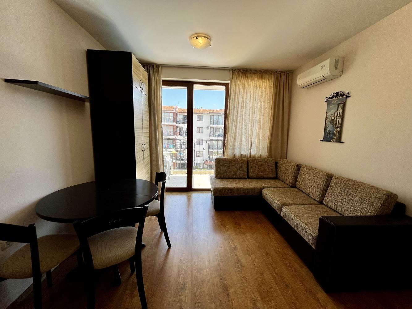 Mořský komfort a klid v blízkosti Nesebaru! Zařízený apartmán s jednou ložnicí s výhledem na bazén v luxusním uzavřeném komplexu
