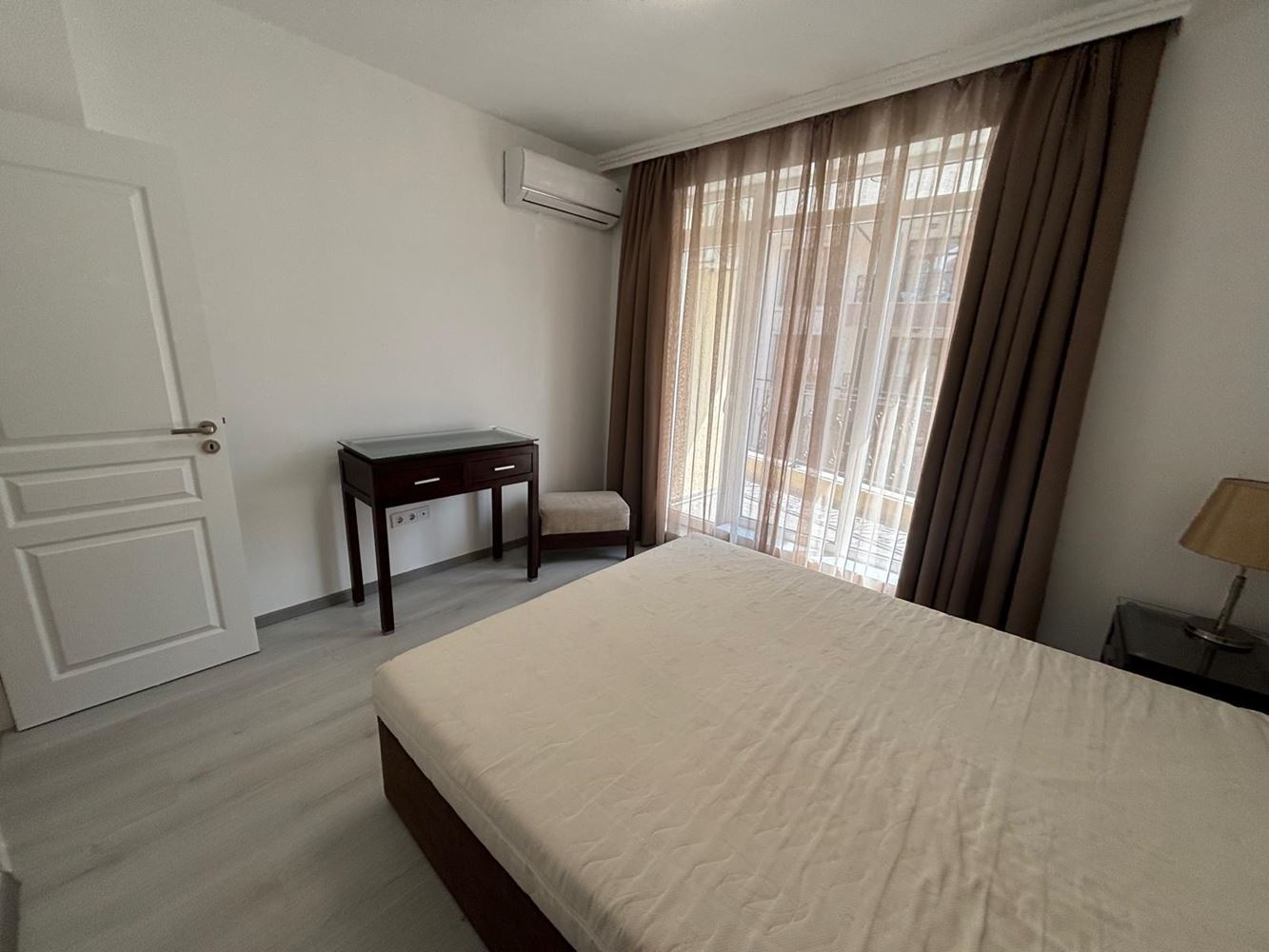 Prostorný apartmán s jednou ložnicí v Ravdě, 200 m od pláže – bez poplatku za údržbu a připravený k nastěhování