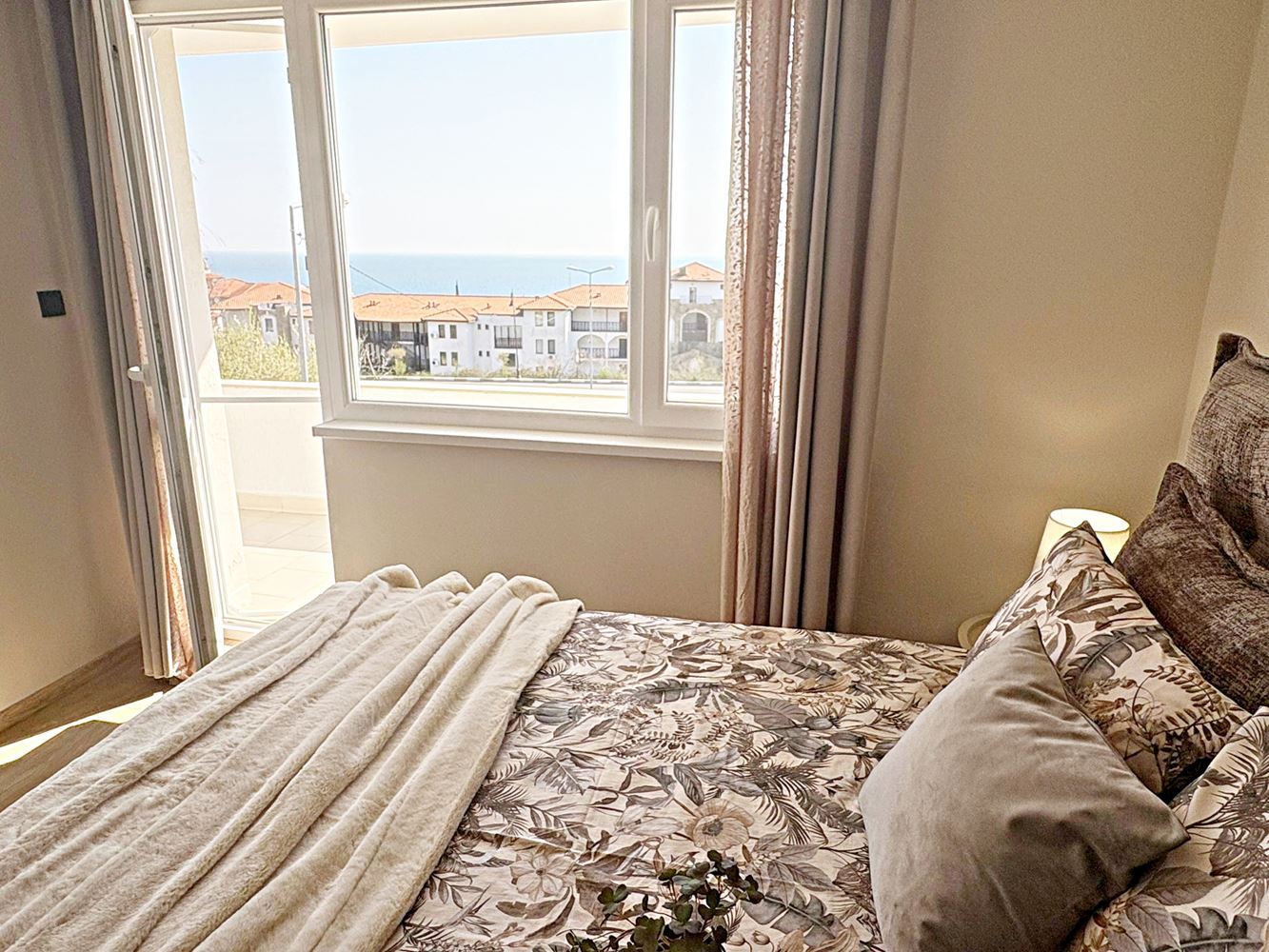 Dvě nezávislé bytové jednotky s výhledem na moře v centru Sveti Vlas – designový interiér a vlastní parkovací místo