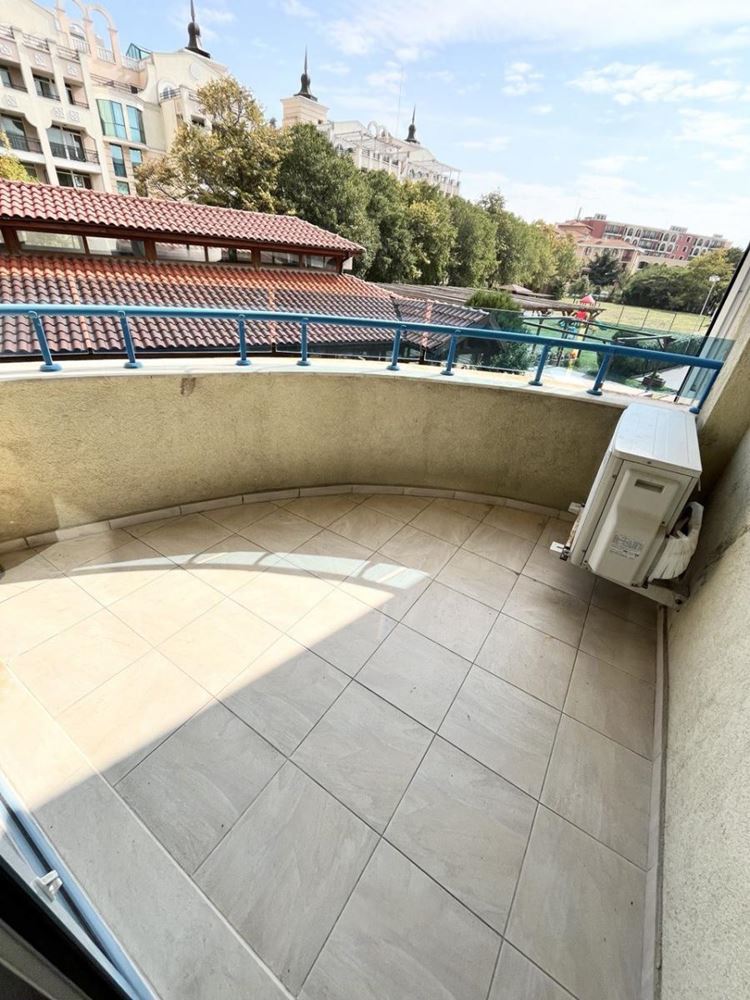 Prostorný apartmán s jednou ložnicí a výhledem na bazén ve skvěle udržovaném komplexu v Pomorie