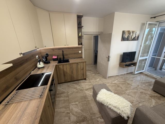 Útulný apartmán s jednou ložnicí v Ravdě – uzavřený komplex, bazény a výborná infrastruktura