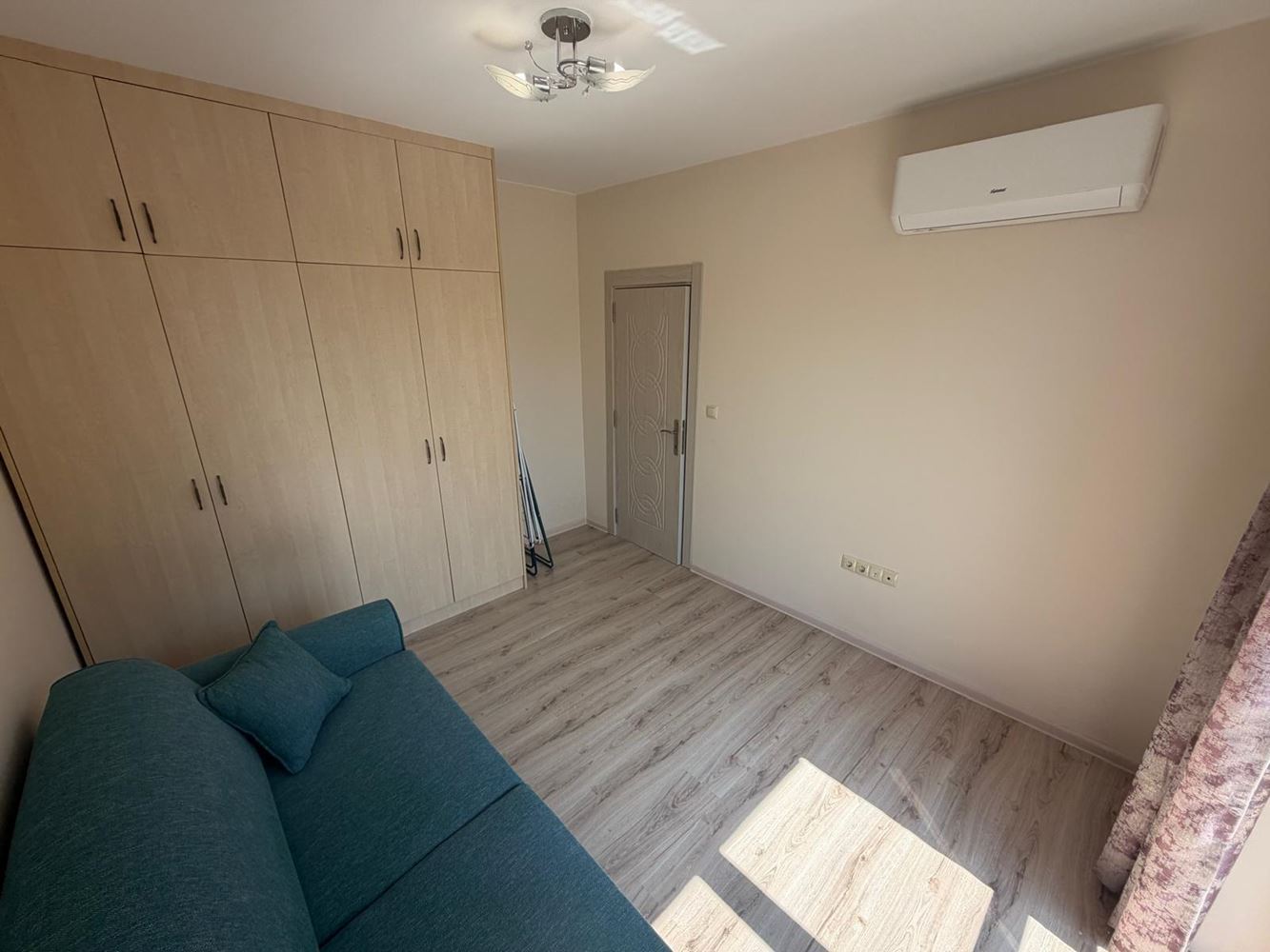 Útulný apartmán s jednou ložnicí a obrovskou terasou v Ravdě – váš osobní prostor u moře