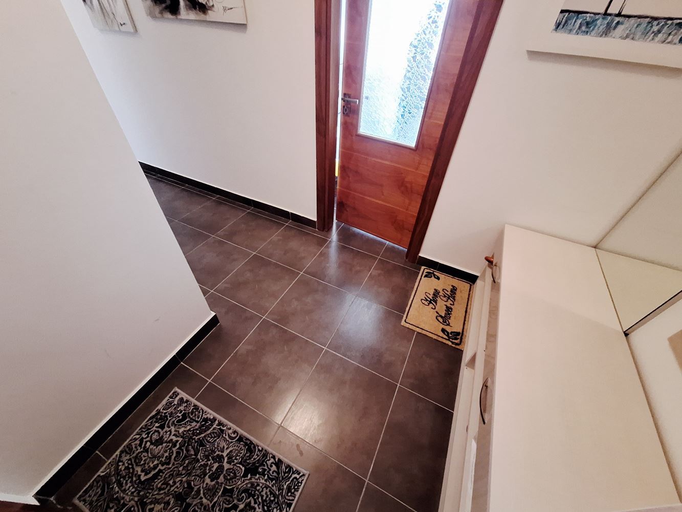 Prostorný apartmán se dvěma ložnicemi a parkovacím místem 200 metrů od moře ve Sveti Vlas