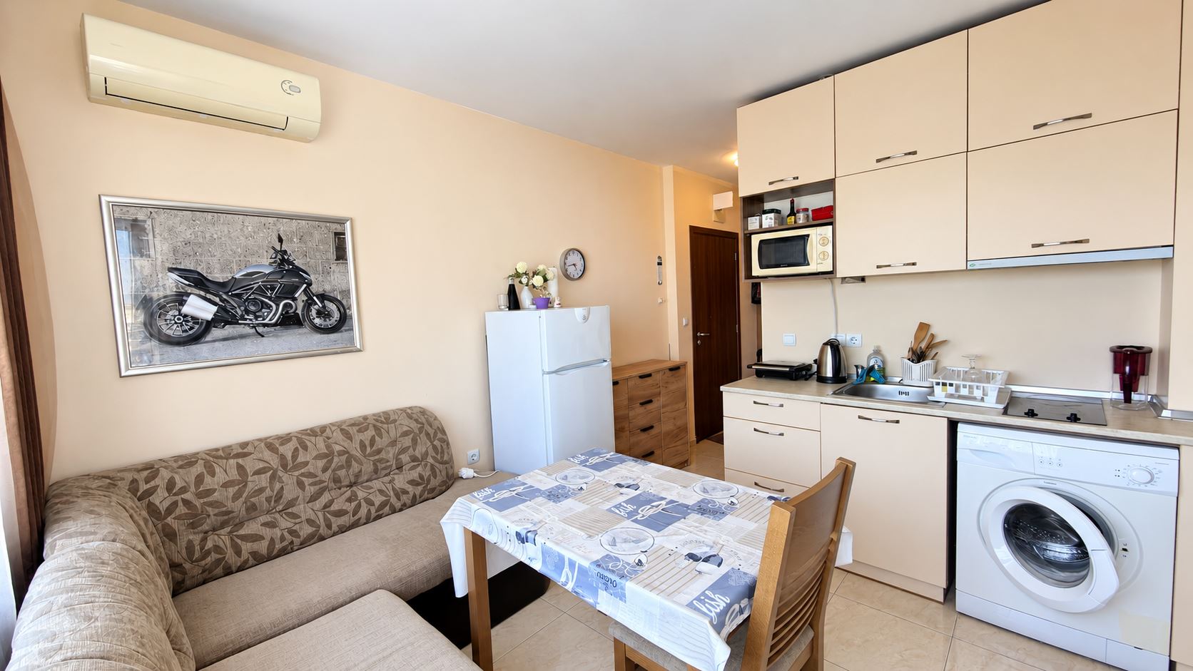Útulný menší apartmán s jednou ložnicí v komplexu s bazénem a nepřetržitou ostrahou