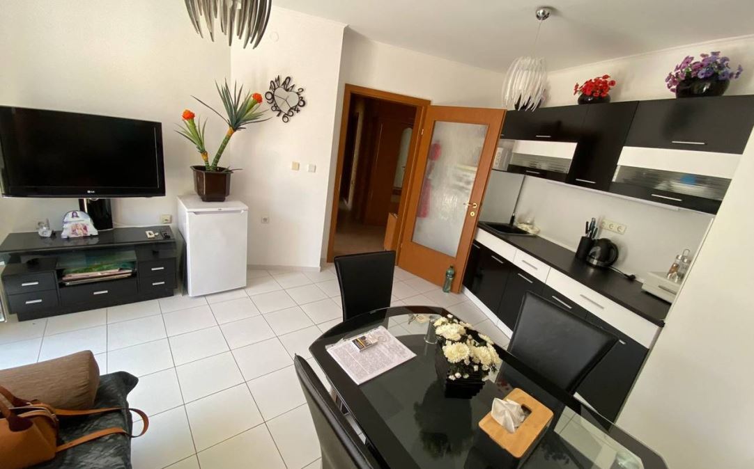 Apartmán se dvěma ložnicemi s výhledem na moře na první linii v Elenite – komfort, příroda a klid