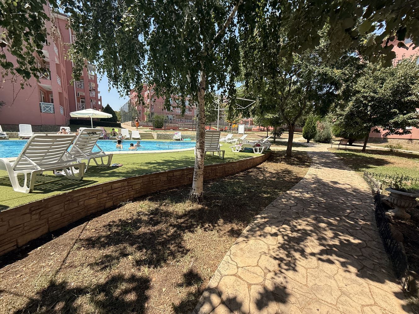 Zařízený byt s jednou ložnicí s výhledem na bazén ve Slunečném pobřeží