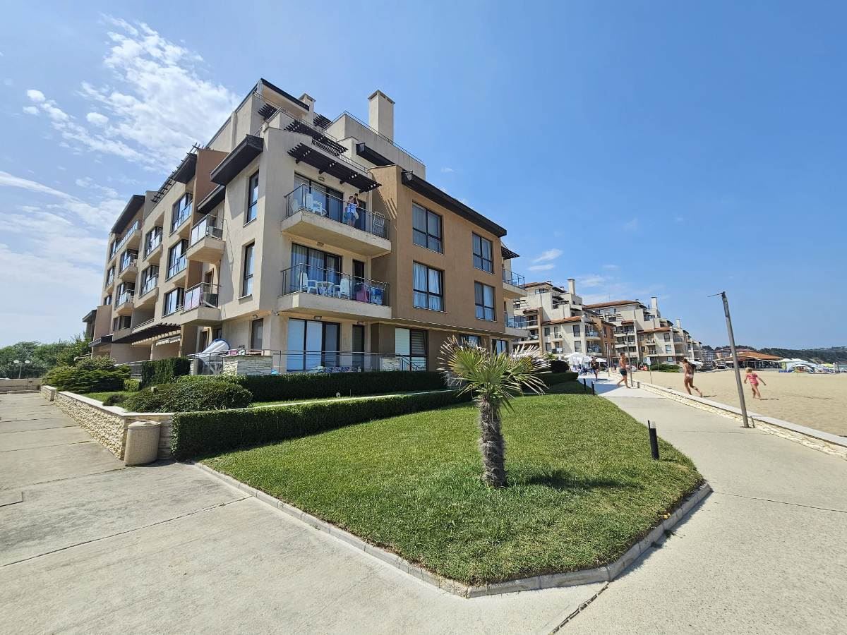 Luxusní apartmán se třemi ložnicemi na první linii u moře v Obzoru – panoramatický výhled na moře a hory