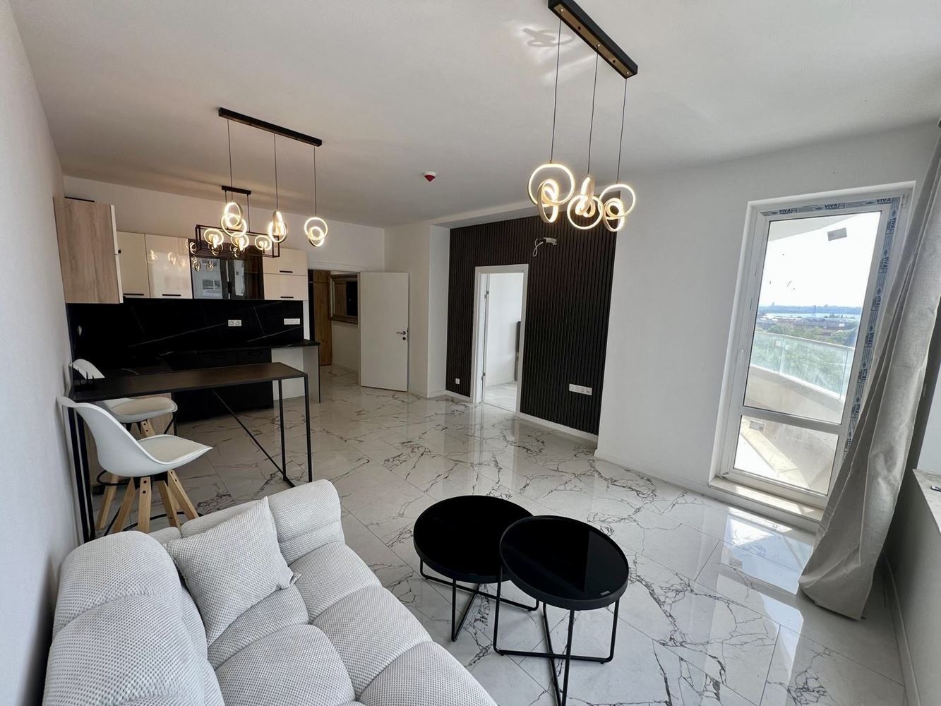 Moderní apartmán s jednou ložnicí s panoramatickým výhledem v prestižním komplexu – připraven k nastěhování