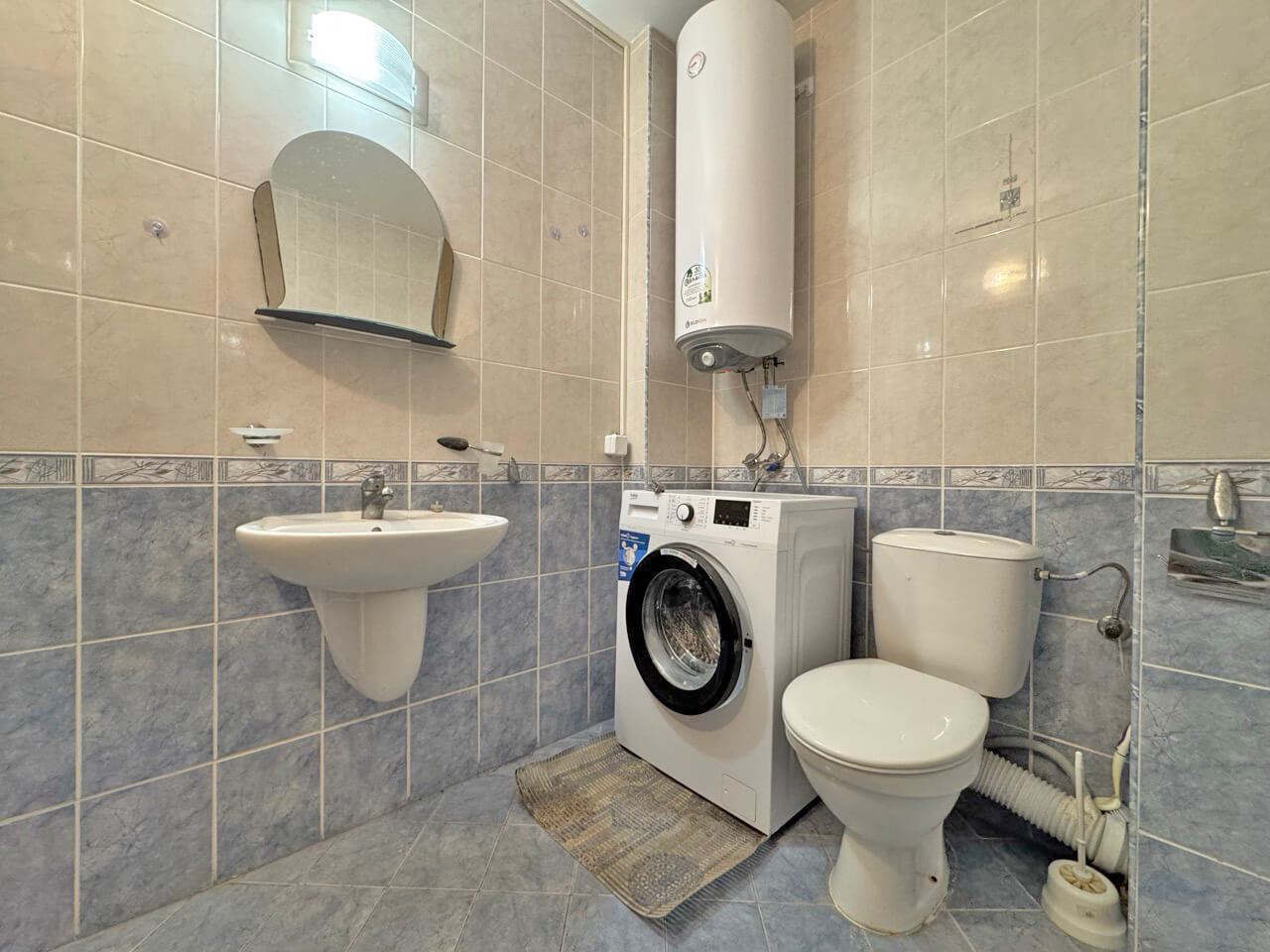 Zařízený apartmán s výhledem na bazén v klidné zelené oblasti Slunečného pobřeží