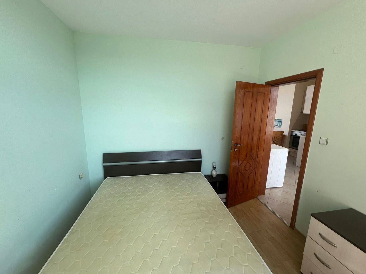 Prostorný byt s jednou ložnicí v Slunečném pobřeží – komfort a prostor v dobře udržovaném komplexu