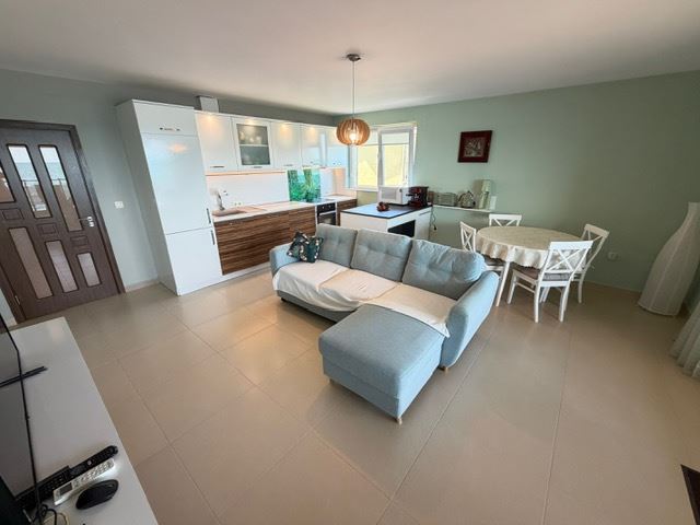 Prostorný apartmán se 2 ložnicemi v první linii u moře s čelním panoramatickým výhledem na moře