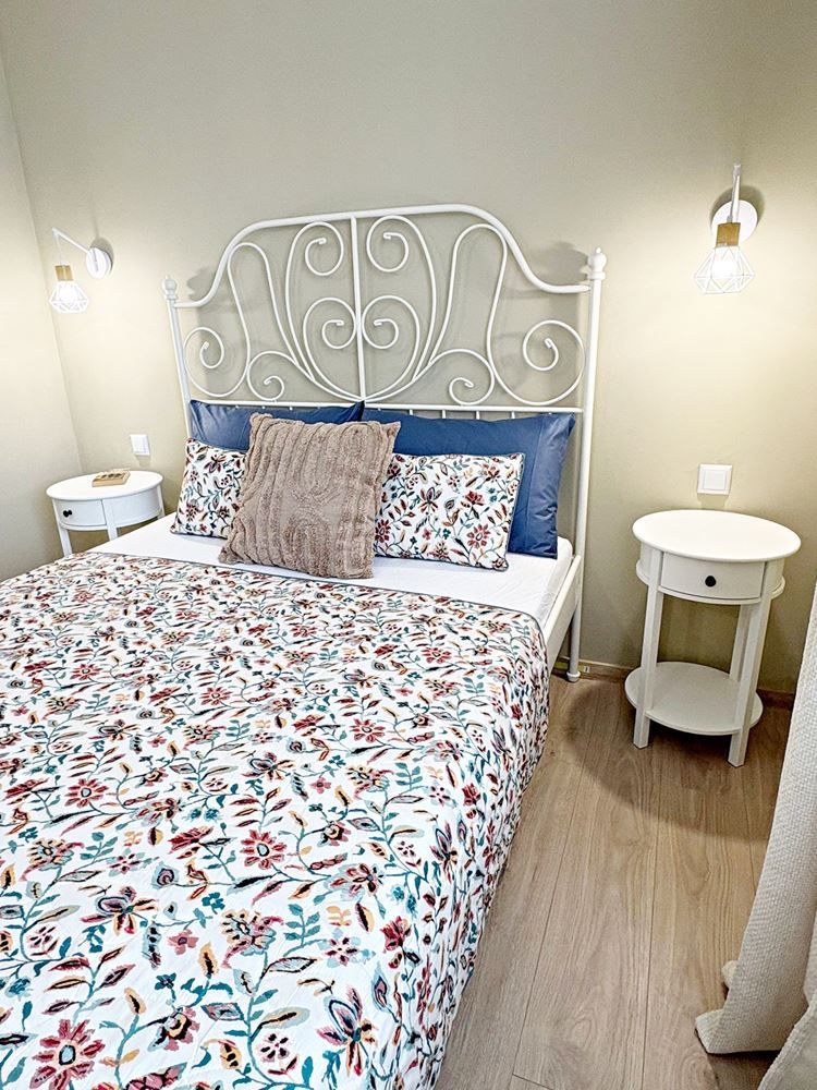 Stylový byt s jednou ložnicí s nízkým poplatkem za údržbu ve výborném komplexu na Slunečném pobřeží – připraven k nastěhování nebo investici