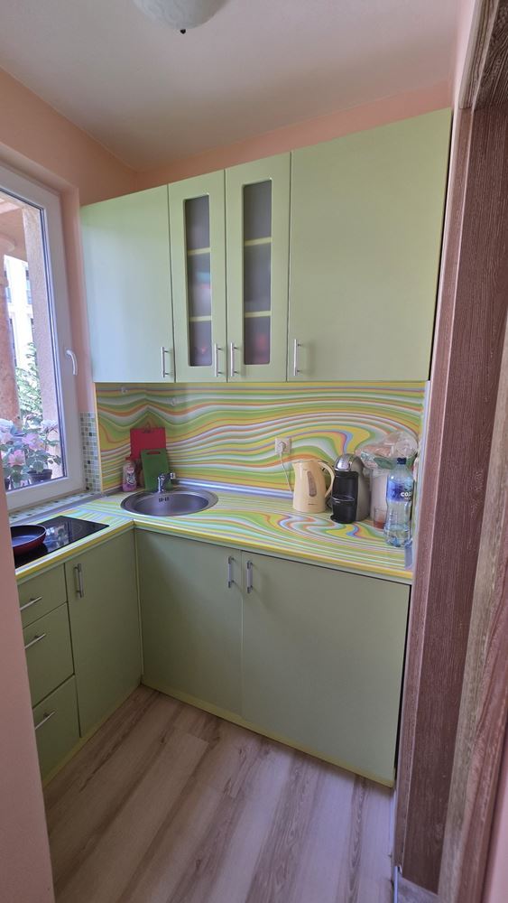 Apartmán s jednou ložnicí obklopený zelení a komfortem na Slunečném pobřeží – skvělá investice a útulný rekreační domov