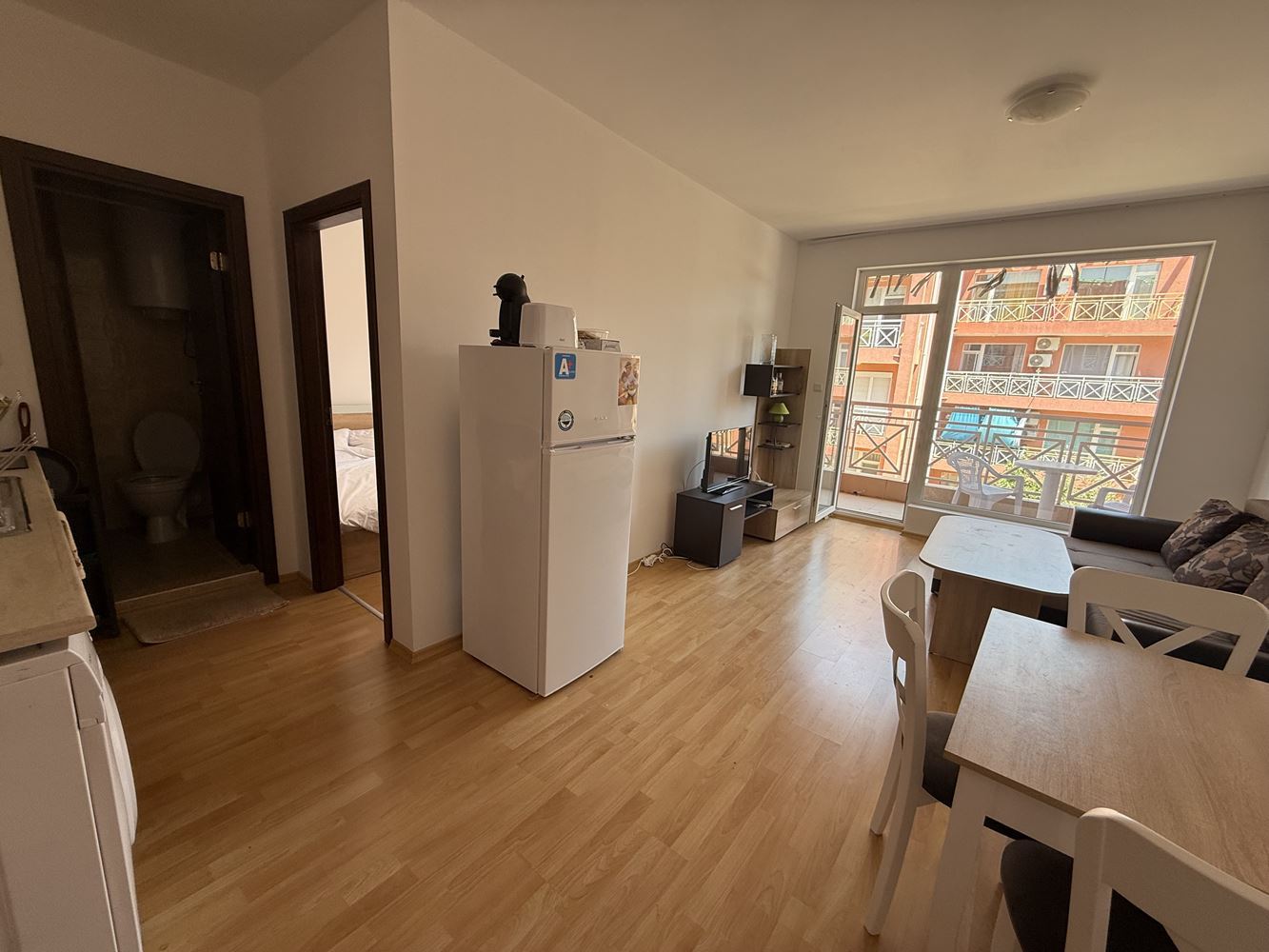 Zařízený byt s jednou ložnicí s výhledem na bazén ve Slunečném pobřeží