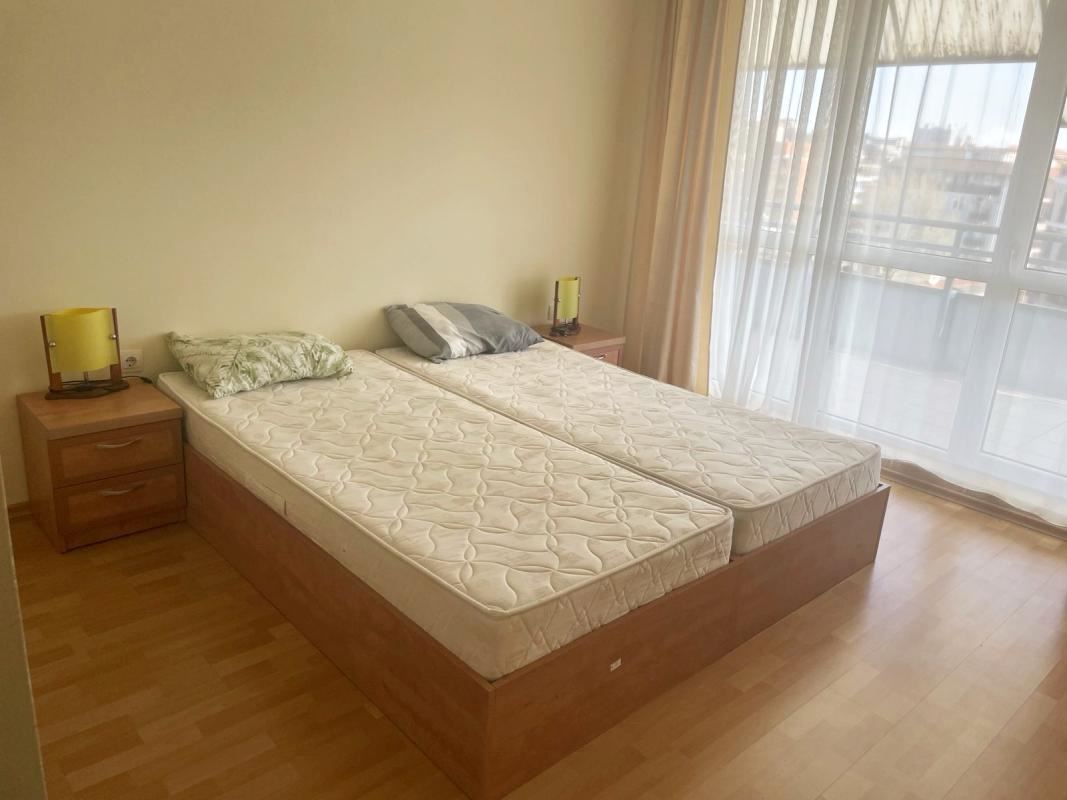 Prostorný apartmán s jednou ložnicí v top lokalitě v srdci Slunečného pobřeží