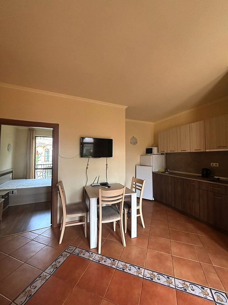 Světlý apartmán s jednou ložnicí, velkou terasou a výhledem do zeleně v Elenite