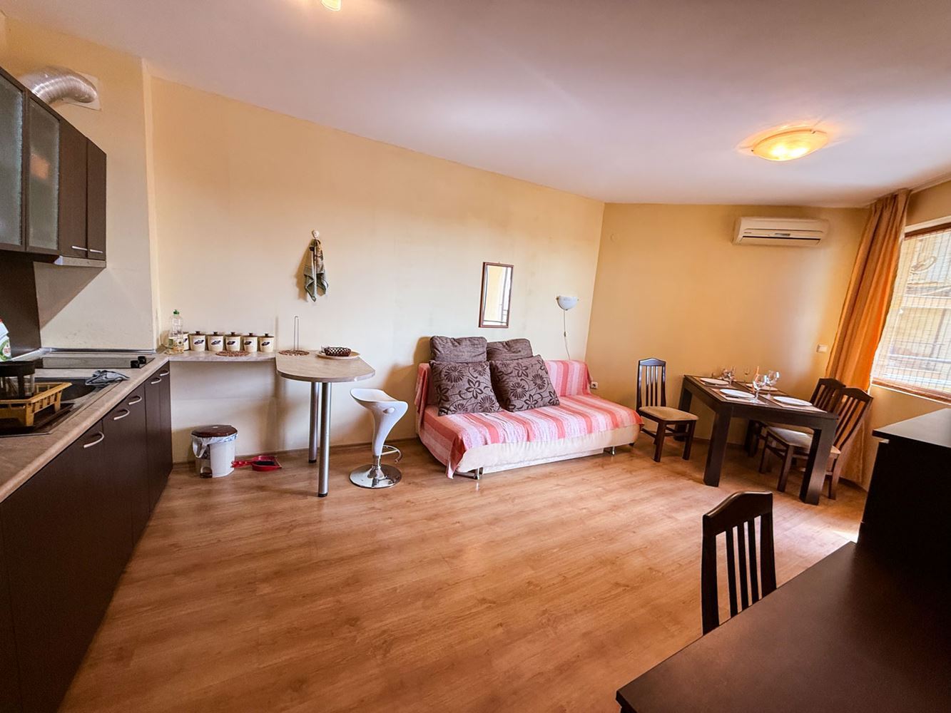 Sluneční pobřeží: útulný apartmán s jednou ložnicí s nízkým poplatkem za údržbu
