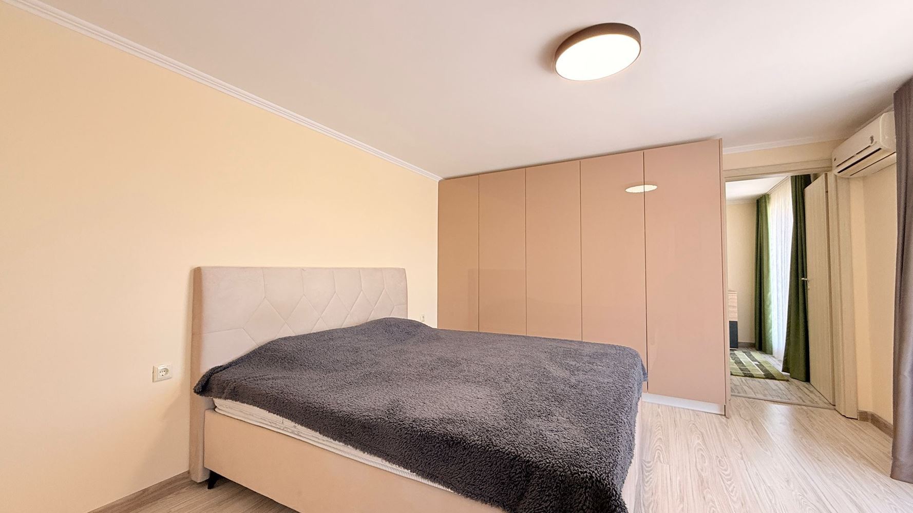 Luxusní mezonet se třemi ložnicemi v srdci Slunečného Pobřeží – prostor, styl a komfort na dvou úrovních