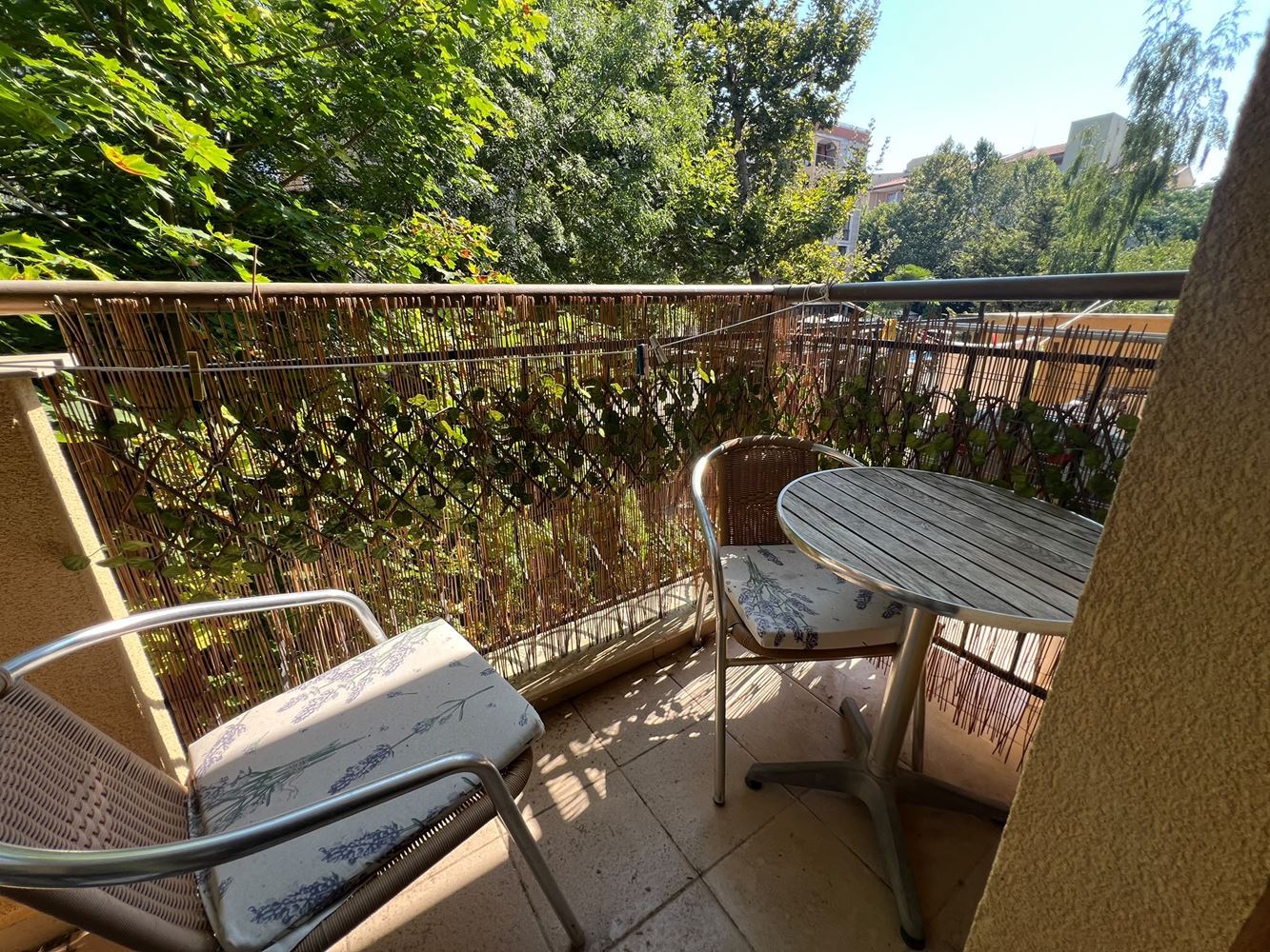 Atraktivní apartmán s jednou ložnicí obklopený zelení v klubovém komplexu v Sunny Beach