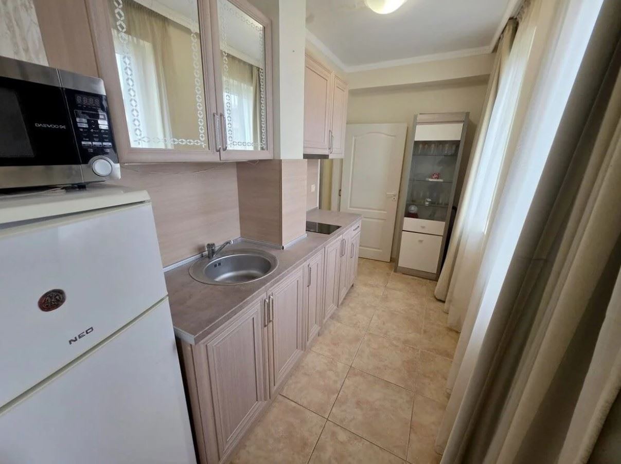 Prostorný apartmán s jednou ložnicí v klidném komplexu u moře v Ravdě