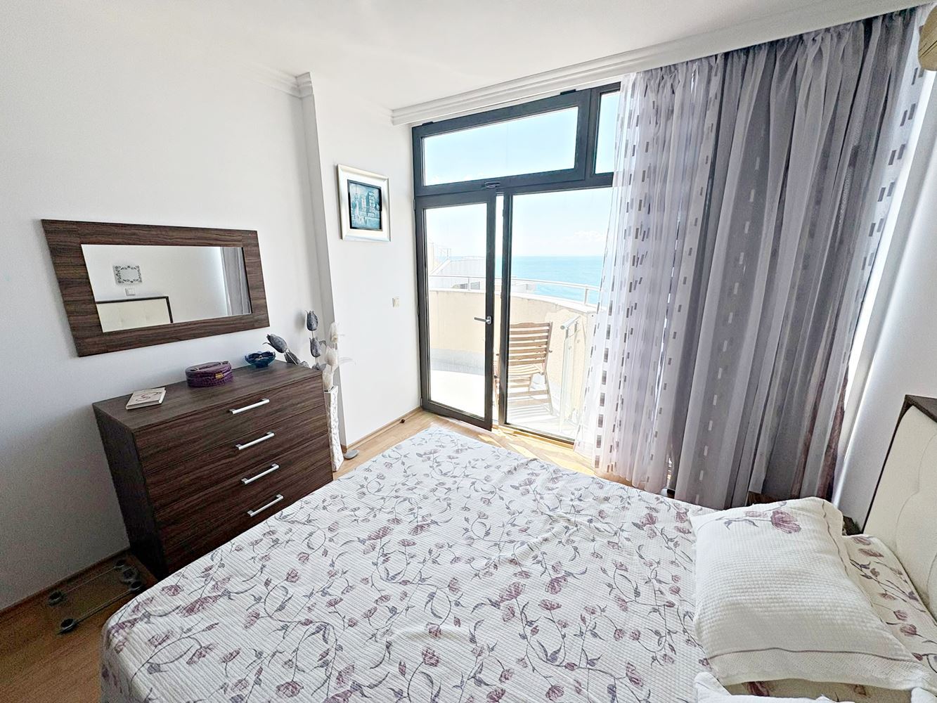 Luxusní apartmán s jednou ložnicí s panoramatickým výhledem na moře v první linii ve Sveti Vlas