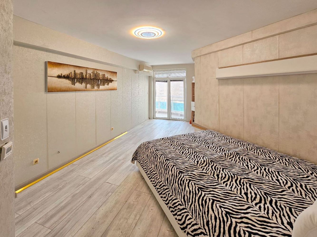 Luxusní třípokojový apartmán s výhledem na moře na první linii v Ravdě – 114 m², dvě terasy a maximální komfort