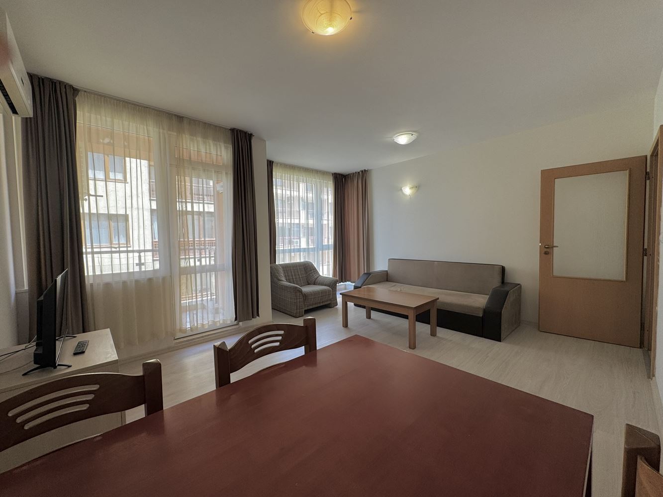 Objevte svůj nový domov u moře - apartmán se dvěma ložnicemi v centrální části Slunečného pobřeží