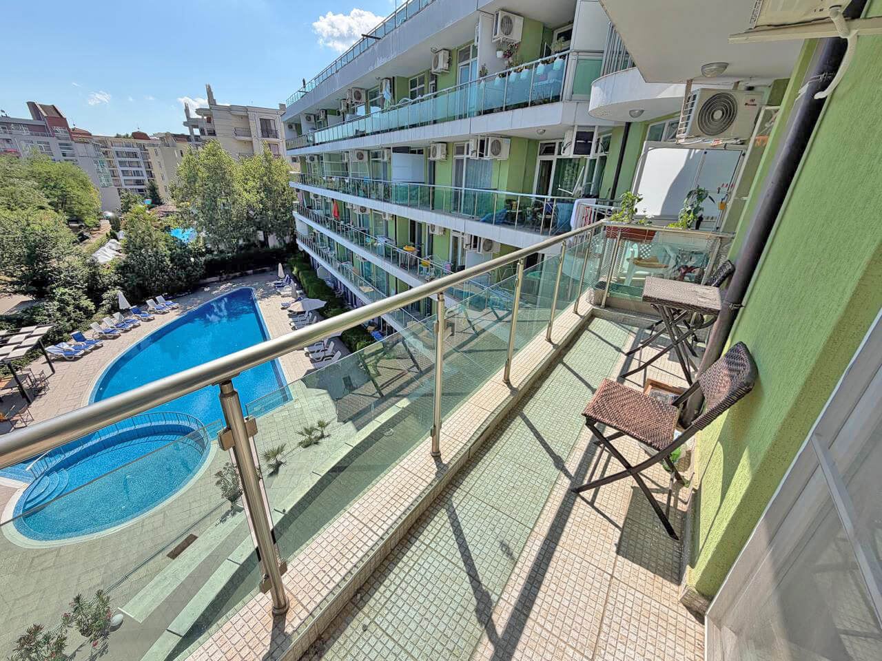 Apartmán s jednou ložnicí v moderním komplexu na Slunečném pobřeží – komfort, klid a skvělá investice