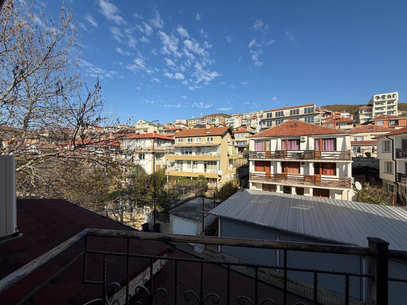 Mořské pohodlí a útulnost ve Sveti Vlas – apartmán s jednou ložnicí připravený k nastěhování nebo investici