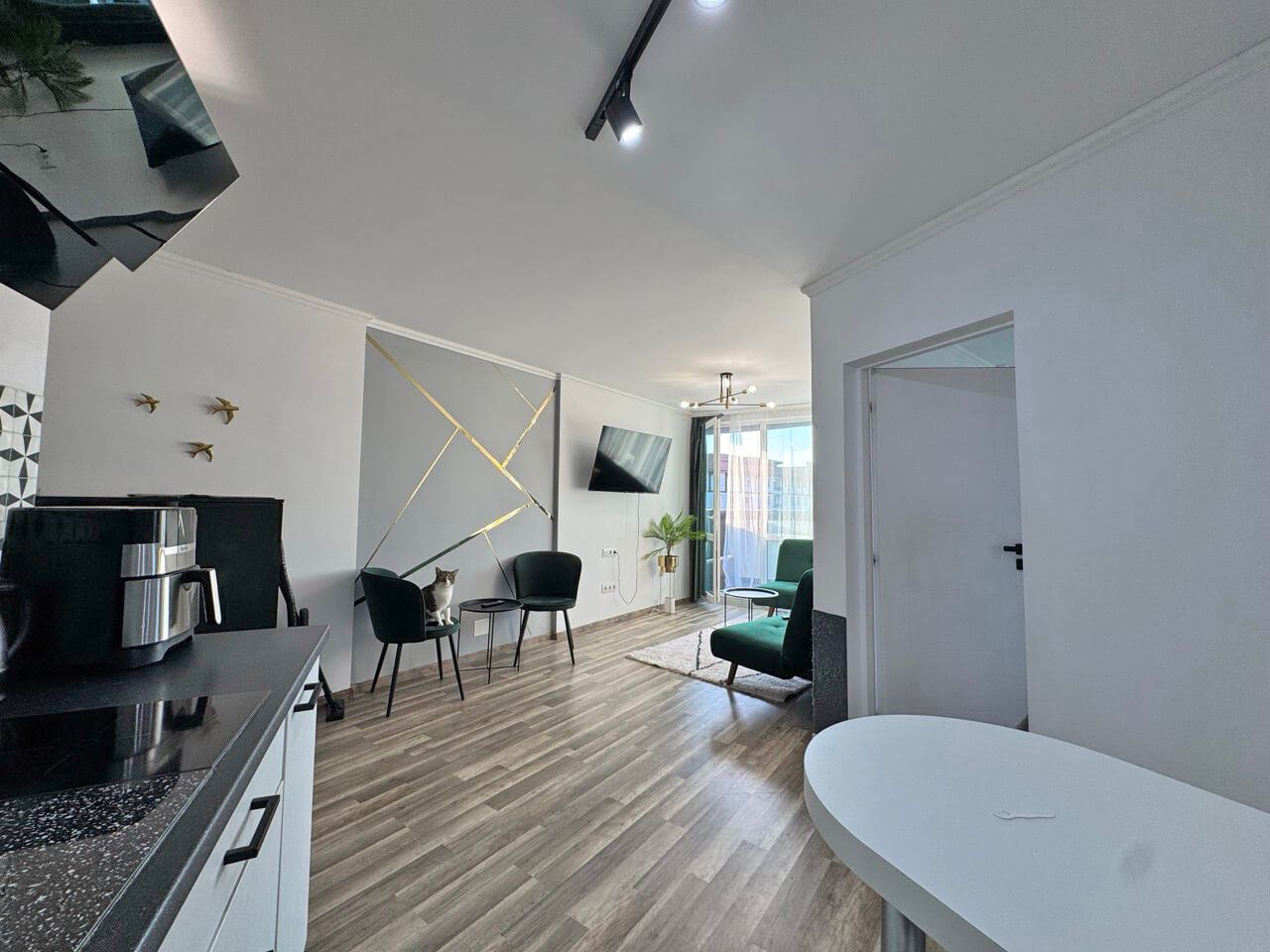 Apartmán s moderním vybavením a velkou terasou 200 m od pláže ve Slunečném pobřeží