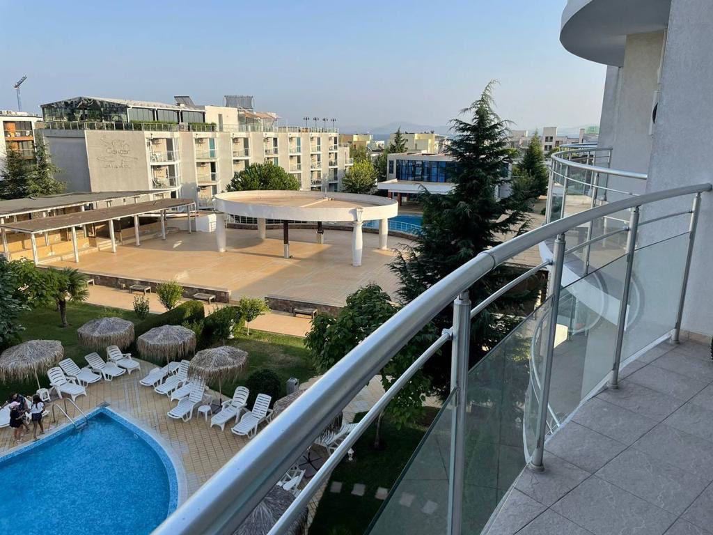 Elegantní apartmán s jednou ložnicí v moderním komplexu 200 m od pláže v Sarafovu – luxus, komfort a prestižní lokalita