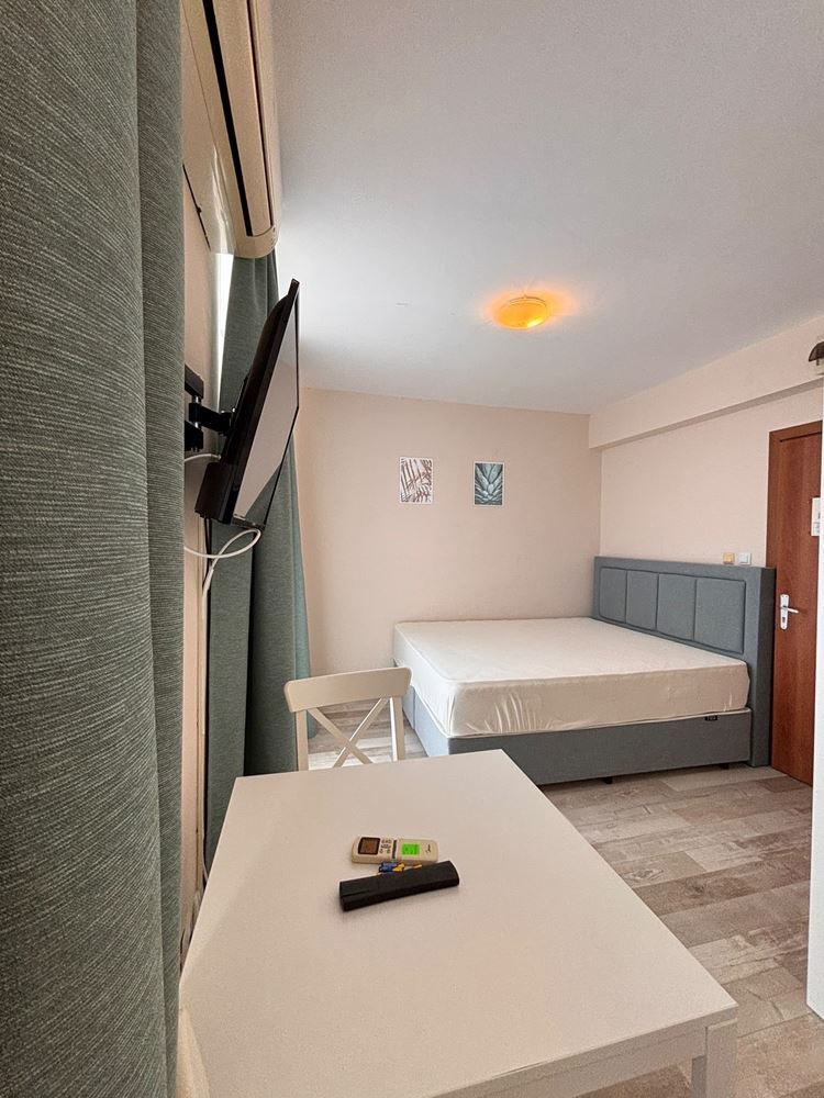 Zařízené studio s panoramatickou terasou a výhledem na bazén ve Slunečném pobřeží – komfort a SPA vybavení po celý rok
