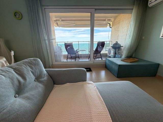 Prostorný apartmán se 2 ložnicemi v první linii u moře s čelním panoramatickým výhledem na moře