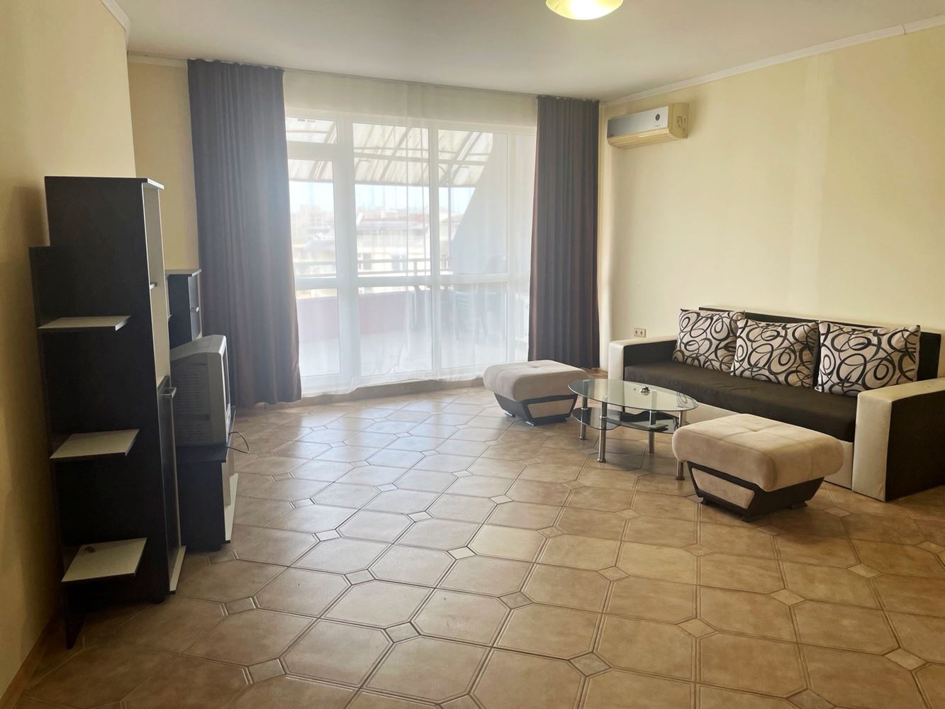 Prostorný panoramatický apartmán se dvěma ložnicemi ve Slunečném pobřeží