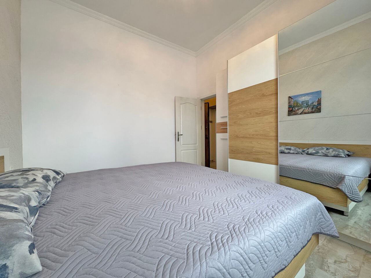 Prostorný apartmán s jednou ložnicí, velkou terasou a výhledem na bazén na Slunečném pobřeží
