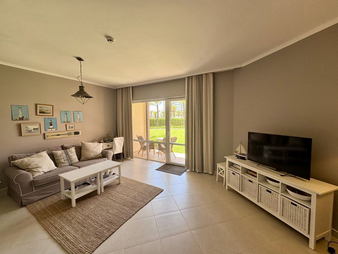 Luxusní byt s jednou ložnicí v prestižním komplexu na první linii – komfort, styl a nekonečné vybavení