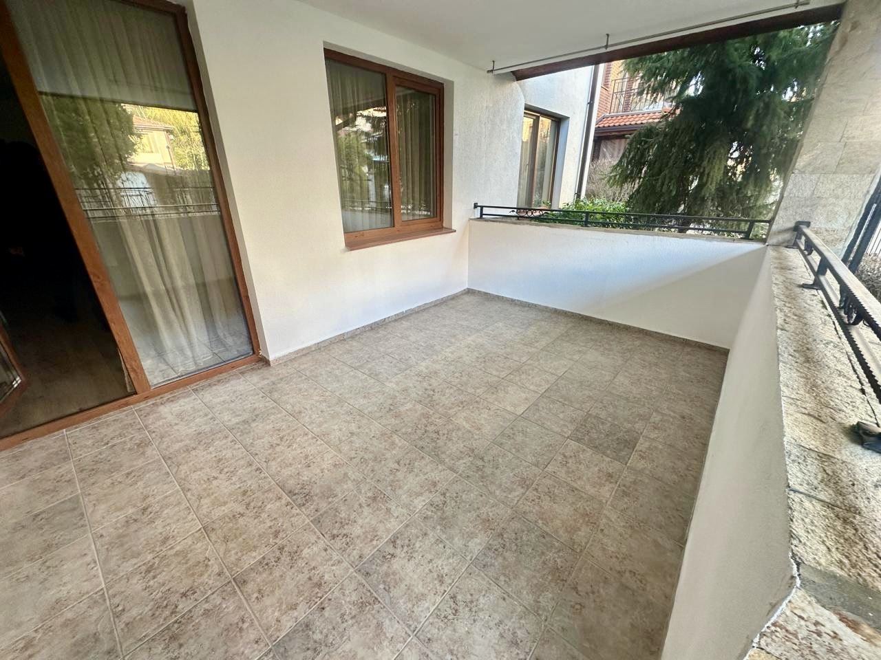 Prostorné studio v přízemí s velkou terasou a možností přeměny na byt s jednou ložnicí – bezpečí a komfort v Nessebaru