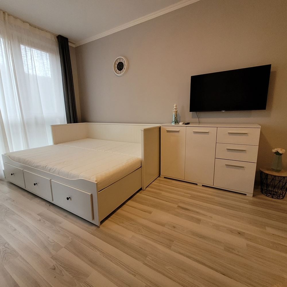 Útulný apartmán s jednou ložnicí s novým vybavením v uzavřeném komplexu u moře v letovisku Elenite